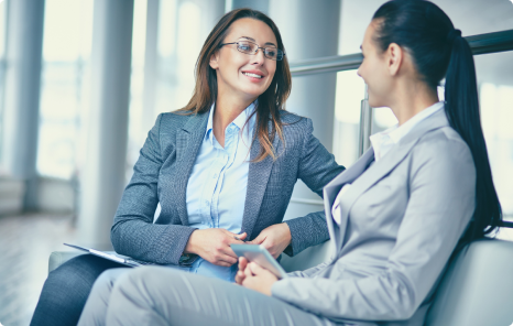 An career coaching taking an one-on-one career coaching session